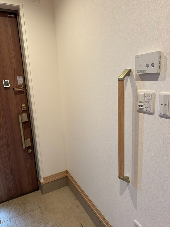 玄関内木製手すり