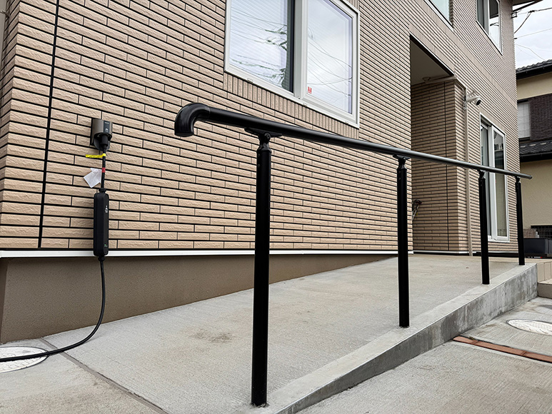 スロープのアルミ製手すり付き