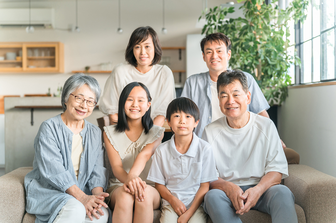 笑顔を向ける家族