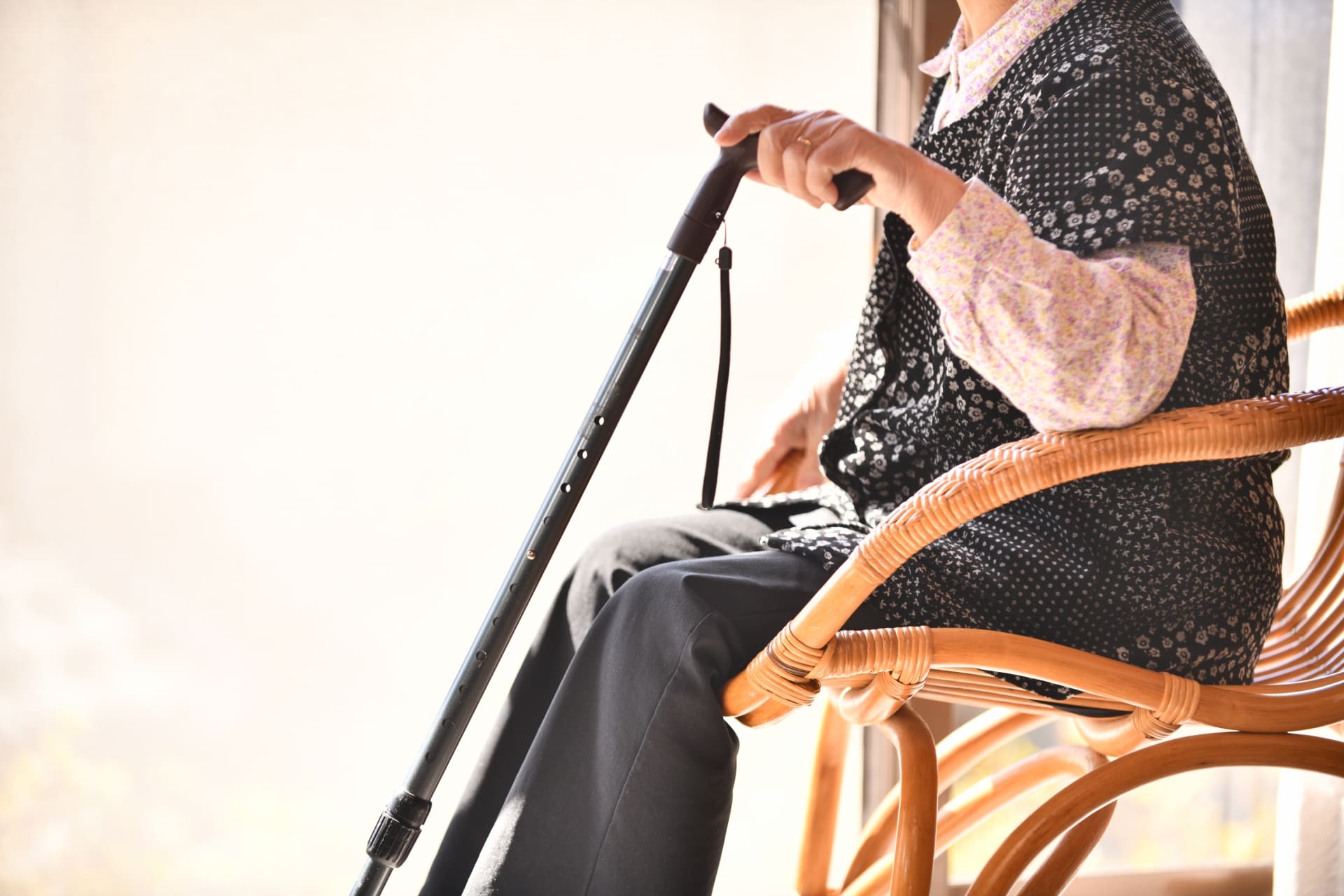 杖を持つ高齢者