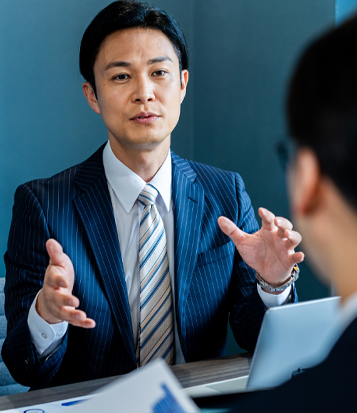 会議するスーツ姿の男性