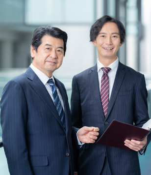 スーツ姿の男性たち