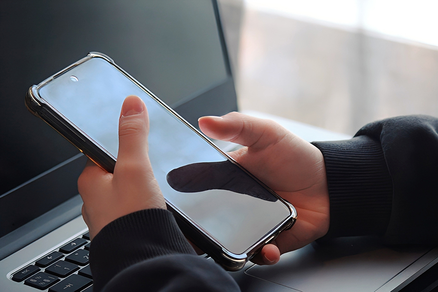 スマートフォンを使用する手