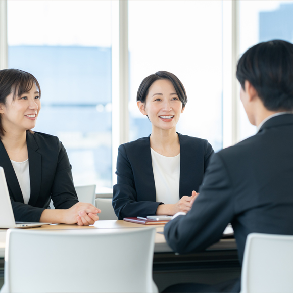 会議中のスーツ姿の人々