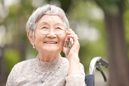 電話するおばあさん