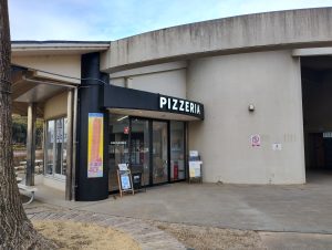 県立柏の葉公園内にあるピザとチュロスのお店「PIZZERIA」店舗外観画像