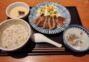 三井ショッピングパークららぽーと柏の葉内にある牛たん伊之助定食画像です。
