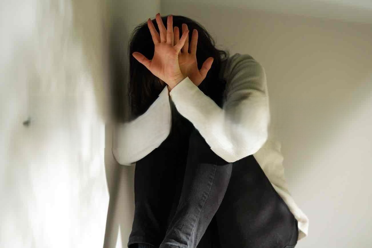 若い女性が悩みを抱えもがいている画像です。