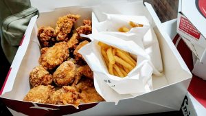 唐揚げ専門店「からやま」パーティーセット(唐揚げ15個、フライドポテト2袋)の商品画像です。