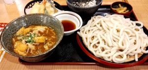 うどん屋さん「久兵衛屋」カレー肉つけ汁うどん天ぷら付きにミニとろろご飯をプラスした商品画像です。