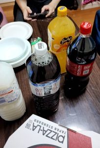 バヤリースオレンジ・コカ・コーラ・烏龍茶・カルピスのペットボトル(1.5リットル)が並んでいる画像です。