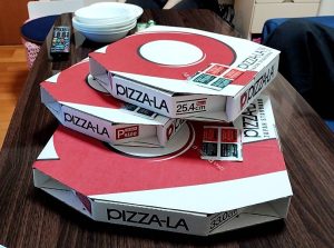 ピザ宅配専門店「ピザーラ」サイズ大・中・小を各1枚注文し届いた箱に入った状態の画像です。