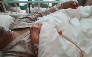 視覚障害者の経尿道的腎尿管結石砕石術の手術後の酸素マスクを付けた安静時の画像です。