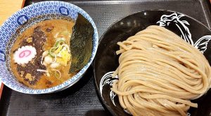 松戸テラスモールフードコート内 濃厚つけ麺のお店「松戸富田麺桜」の定番つけ麺の写真です。