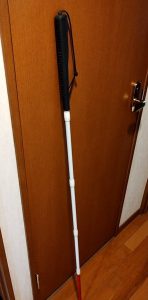 視覚障害者のシンボル、歩行中の安全を確認する為の白い杖の写真です。