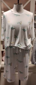 ジェラートピケ 柏高島屋ステーションモール店 マネキンにサメの絵柄の入った部屋着Tシャツの画像です。