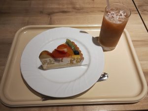 アリオ柏の「デリス タルト＆カフェ」ケーキセット、ケーキはフルーツタルトの画像です。