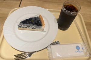 アリオ柏の「デリス タルト＆カフェ」ケーキセット、ケーキはブルーベリータルトの画像です