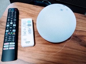 私の枕元にある、Google テレビのリモコン、シーリングライトのリモコン、球体がAmazon Alexa です。