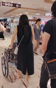 脳梗塞で車椅子生活となった90歳のおばあちゃんを孫が車椅子を押して支援している画像です。