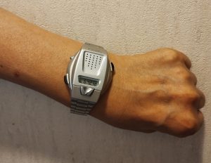 視覚障害者が使用する補助器具、文字盤中央下のボタンを押すと時間を音声で読み上げてくれる、セイコー製腕時計の画像です。