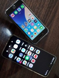 写真上部がiPhoneSE第3世代、下部がandroidモトローラのスマホ携帯の写真です。