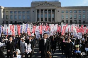 国会議事堂前で政治に対する不平不満を持った人達がデモを起こし政治家が鎮圧しようと演説をしているイメージ画像をAIで生成しました。