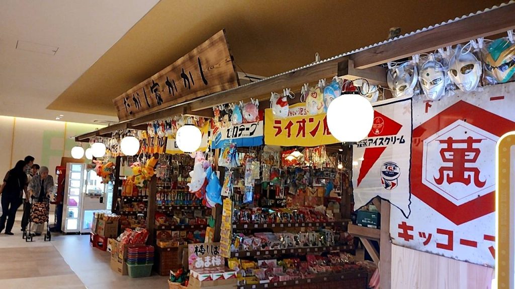 金町のショッピングモール「MARK IS 葛飾かなまち」駄菓子屋店舗外観画像です。
