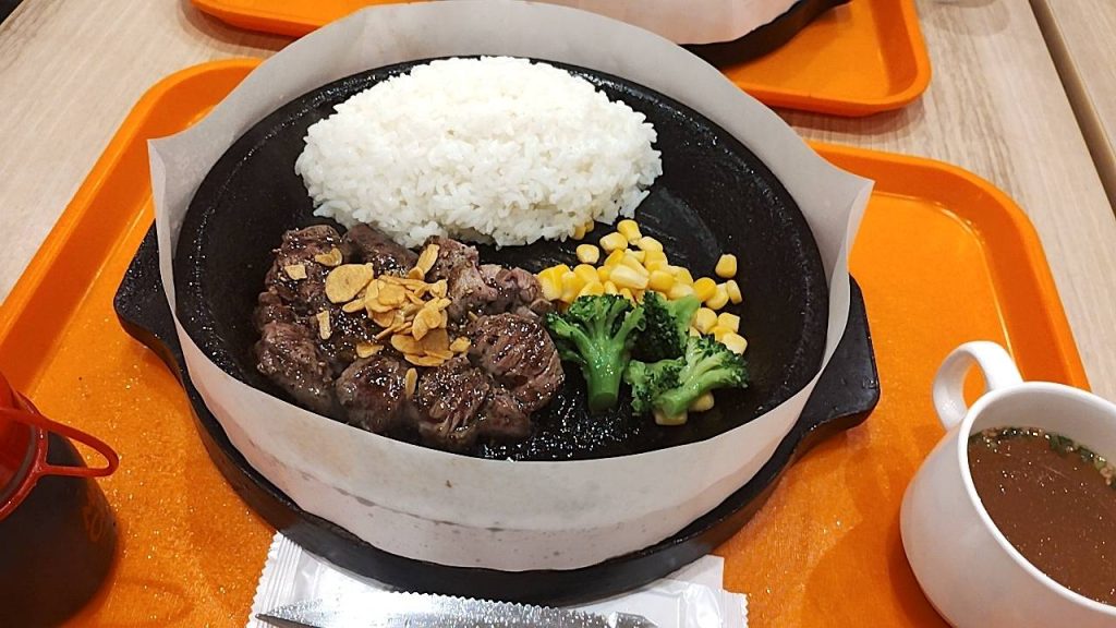 いきなりステーキで一番安い赤身肉プレートスープ付き、税込み890円の画像です。