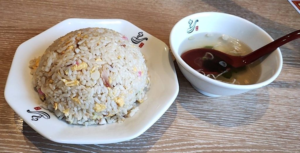 れんげ食堂Toshu新松戸店のチャーハンとスープの画像です。