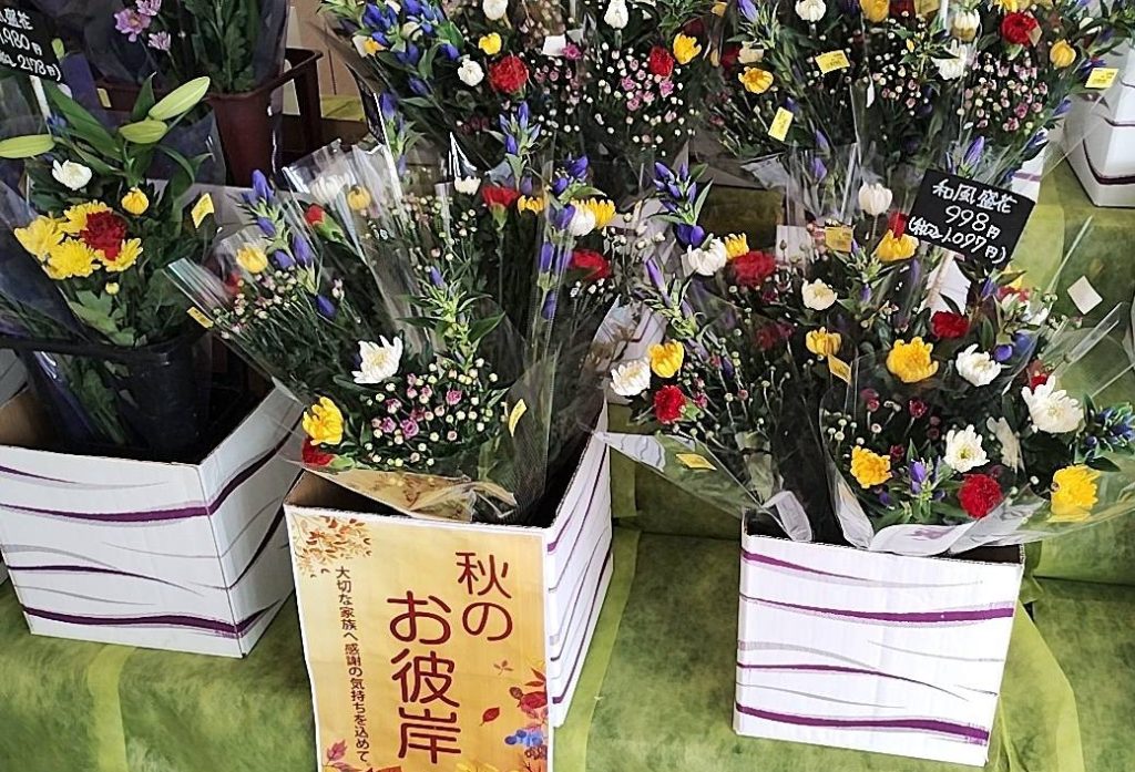 セブンパークアリオ西新井のお花屋さんにきれいに陳列された、お供え用のお花の画像です。
