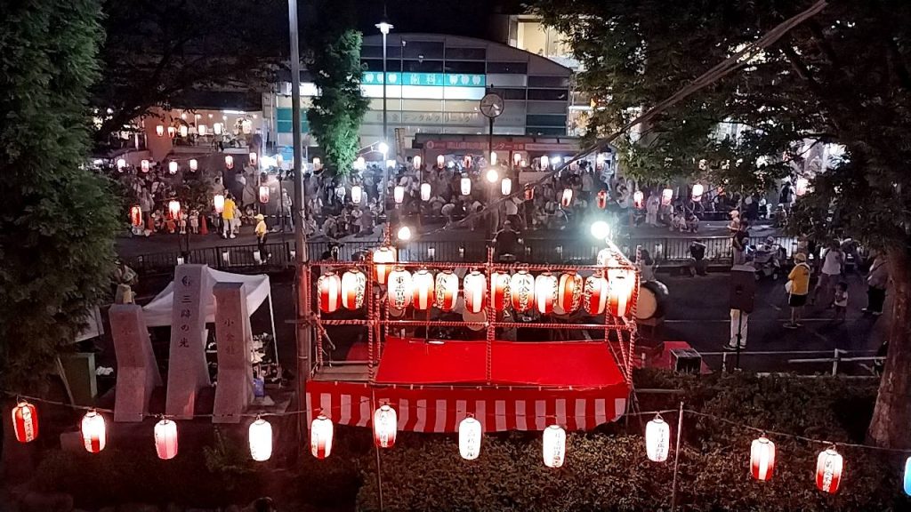 真夏の夜、北小金駅前ロータリー、お祭りの大勢の人で賑わう模様を撮影した画像です。