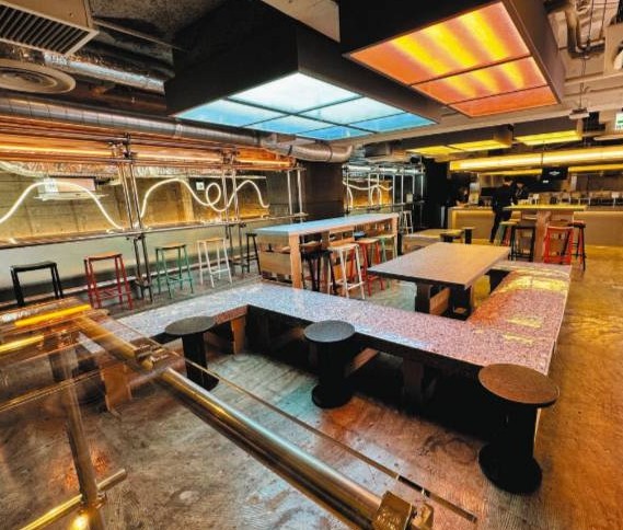 新宿にある24時間営業の次世代型フードホール「reDine 新宿」店内画像です。