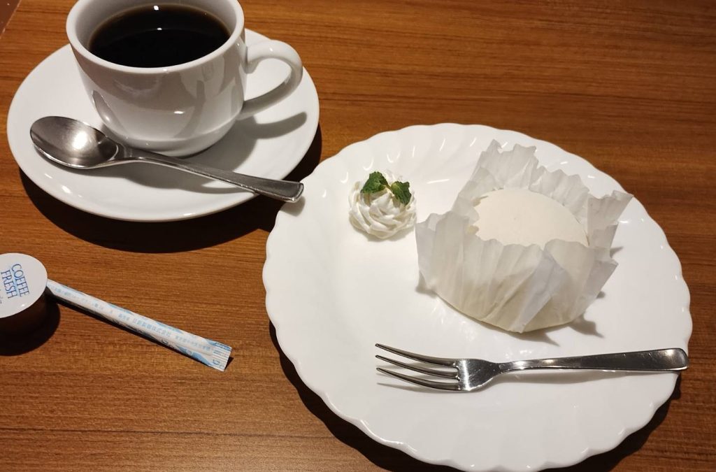 喫茶店「コンパル」柏駅東口店のレアチーズケーキの画像です。
