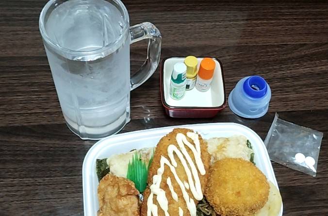 ほっともっとの「全部のせのりタル弁当」と眼圧を下げる目薬(点眼薬3本・錠剤2粒)の写真です。