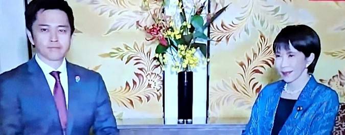 日本における女性初の総理大臣誕生、日本維新の会吉村氏と自民党高市氏の共同会見の写真です。