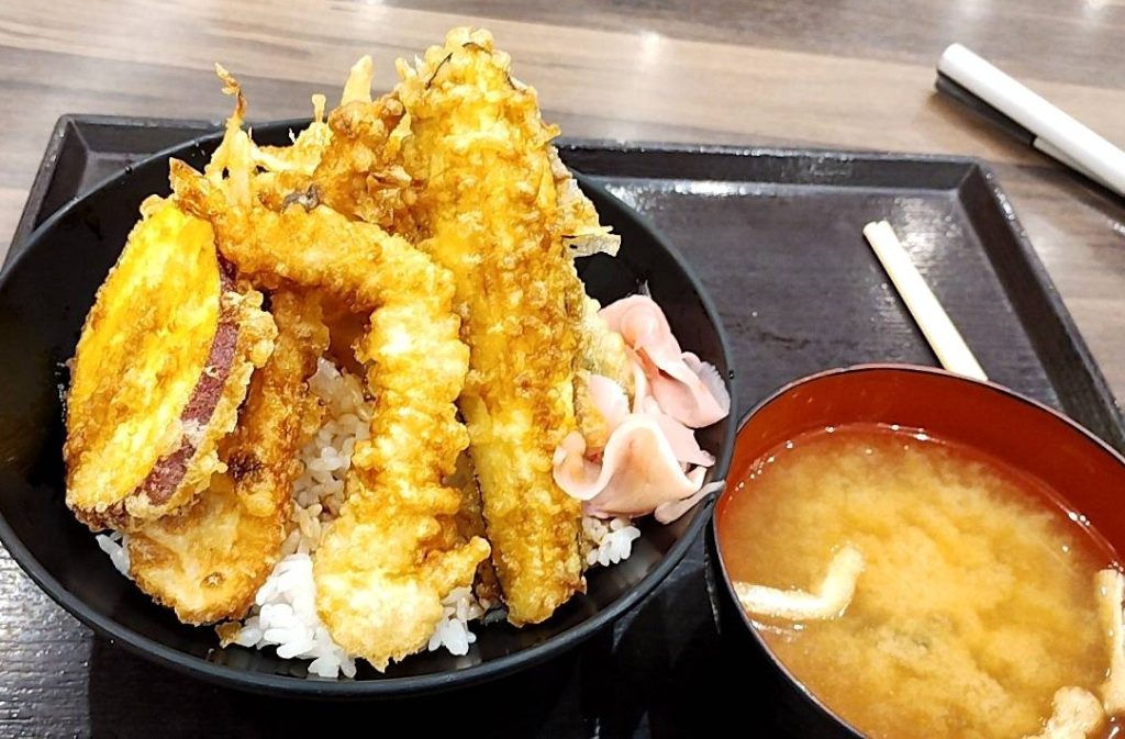 越谷レイクタウンの風エリアのフードコートにある「天まる」の天丼(690円税込み)の画像です。