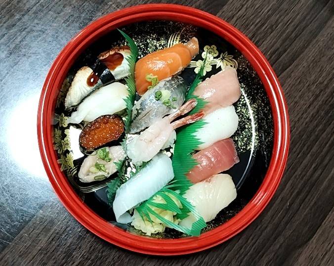 宅配寿司専門店「銀のさら」高級ネタの一人前握り寿司の画像です。
