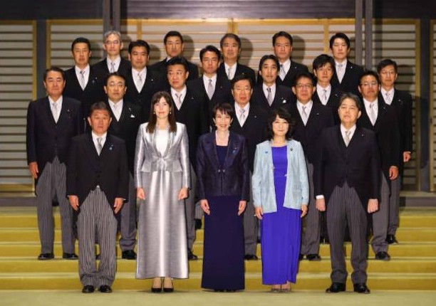 首相官邸で高市内閣発足後の閣僚の記念撮影(ひな壇での撮影)の画像です。