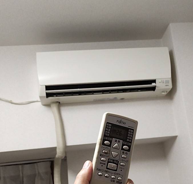 エアコンとエアコンのリモコンの画像です。