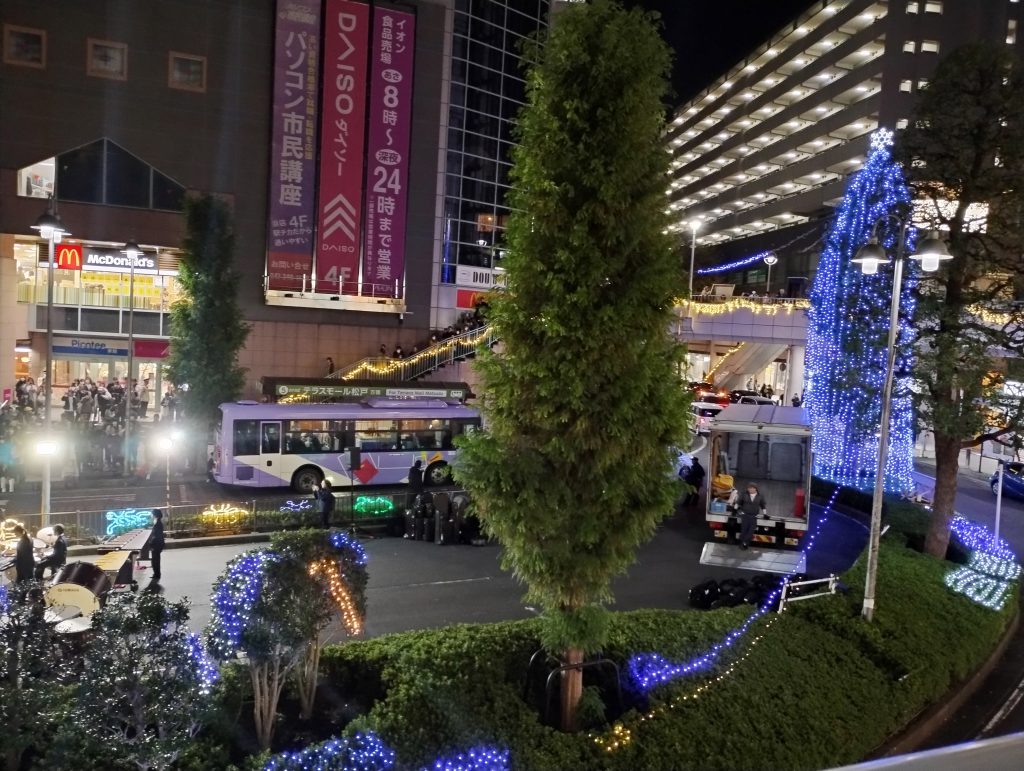 北小金駅前ロータリークリスマスイルミネーションの画像です。