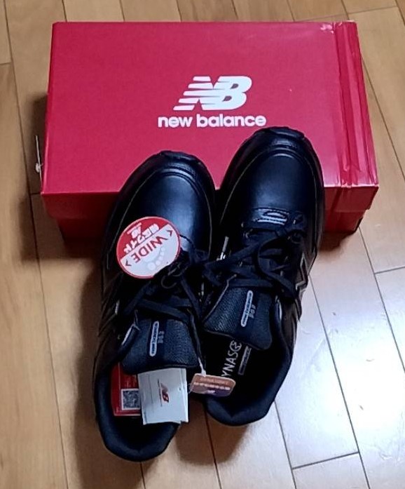 ニューバランスのスニーカー、黒紐の合皮で紐の横に隠しジッパーが付いていて、幅広で履きやすい、ビジネスシーンでも使える安全な靴です。