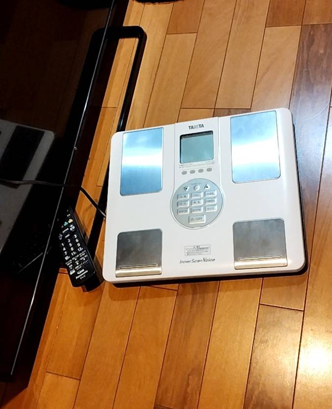 壊れた大画面パナソニック液晶テレビと、タニタの音声体重計の画像です。