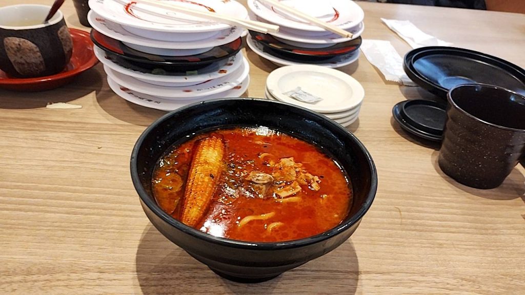 回転寿司「かっぱ寿司」で提供されている真っ赤な激辛味噌ラーメンの画像です。