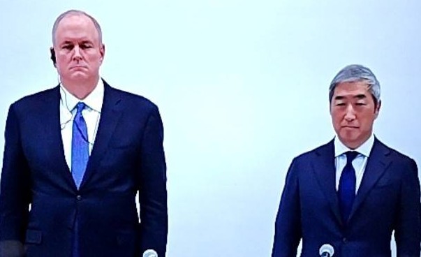 プルデンシャル生命保険の巨額詐欺事件、謝罪会見の日米の社長画像です。