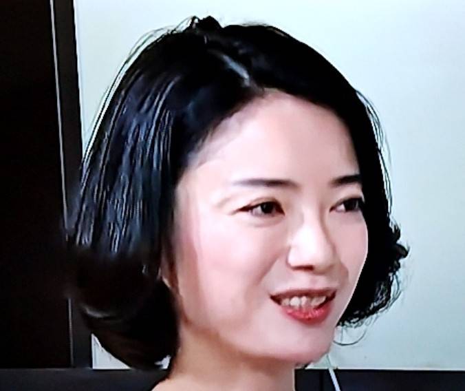 同志社大学通学中に、福知山線の激突で電車事故に遭遇、奇跡の生還。三菱UFJ銀行勤務を経て、オスカー所属俳優、現在はプロデューサーとして活躍中の小川夏果さんの画像です。