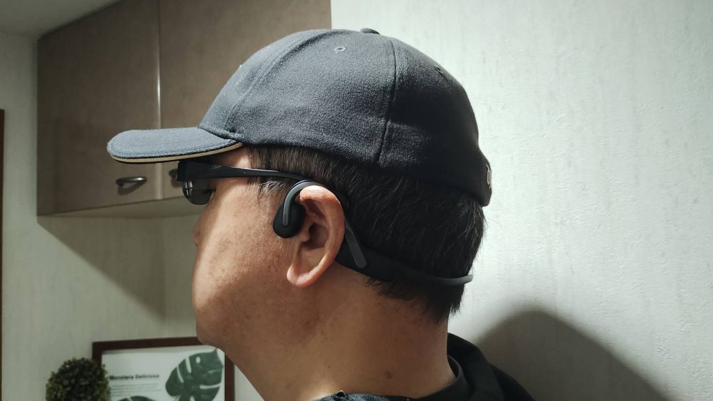 VIEWHISPER、「視覚(カメラ)」「聴覚(骨伝導)」「言語(AI通訳)」の三つの要素を高度に融合させた次世代のスマートグラスのイメージ企画 画像です。