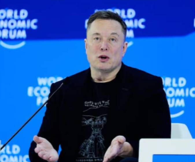 スイスで行われたダボス会議で記者会見した、テスラのイーロンマスク氏の画像です。