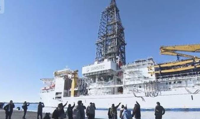 日本で初めてレアアース採掘に成功した、テスト的な船の写真です。