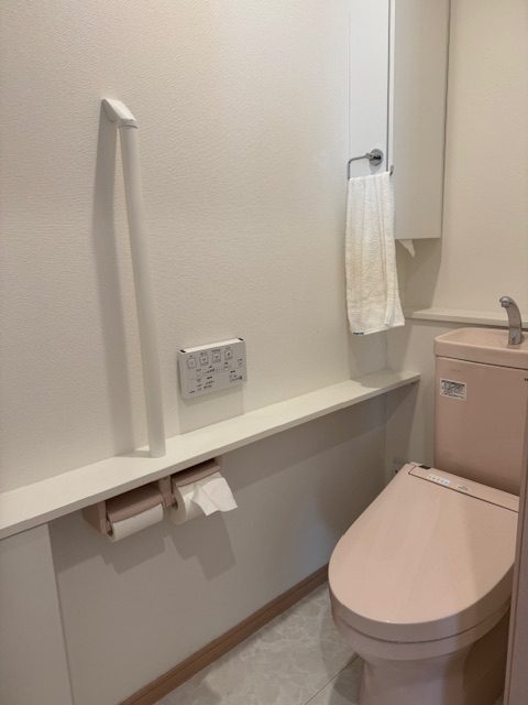 写真④トイレ樹脂製手すり